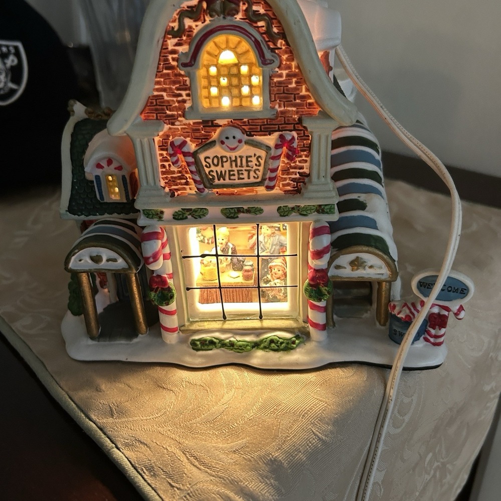 2003 Lemax Carole Towne Sophie's Sweets Lighted Christmas Village House